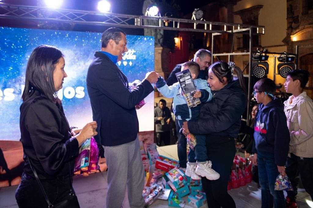 Llevan regalos a miles de niños en San Miguel de Allende