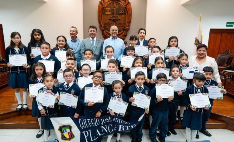 En Celaya reconocen a estudiantes destacados