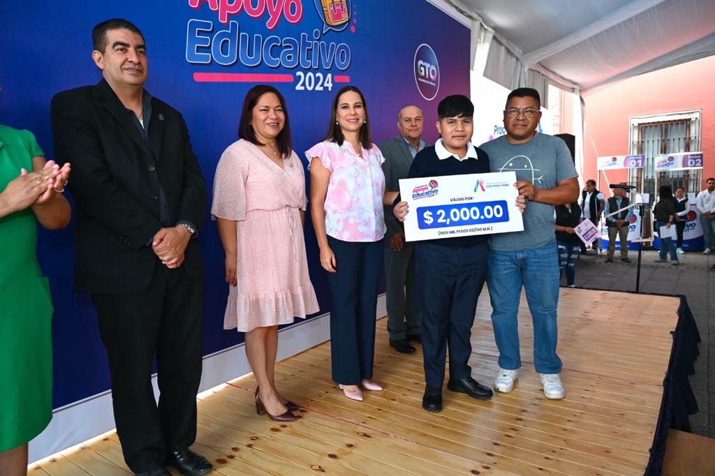 Entregan apoyos educativos a miles de familias de Irapuato