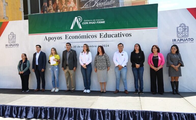 Entregan apoyos económicos a estudiantes de Irapuato