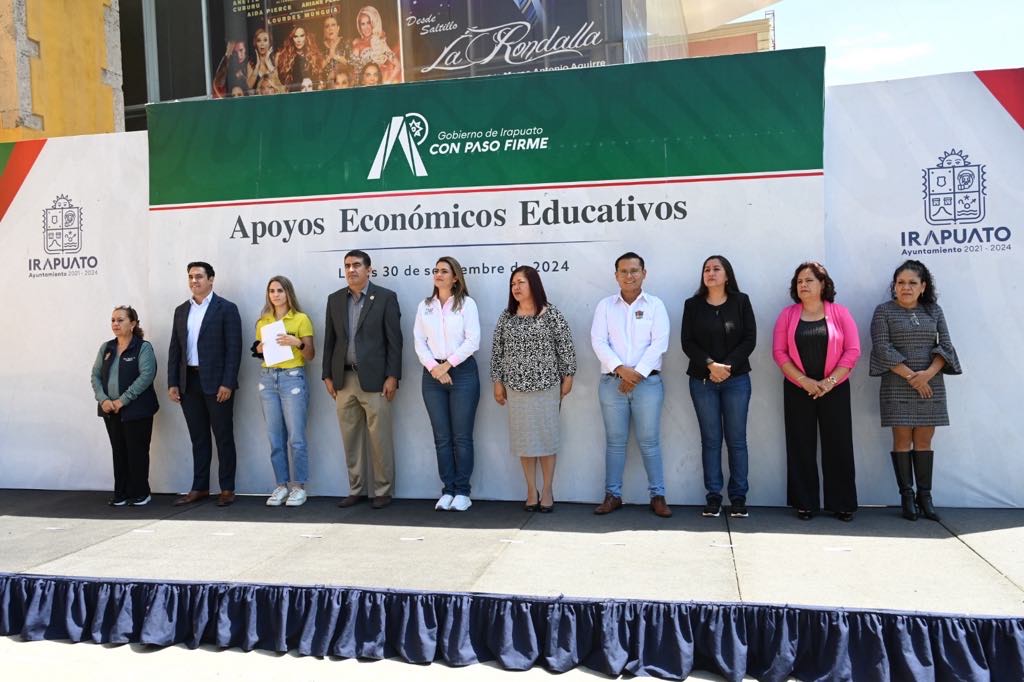 Entregan apoyos económicos a estudiantes de Irapuato