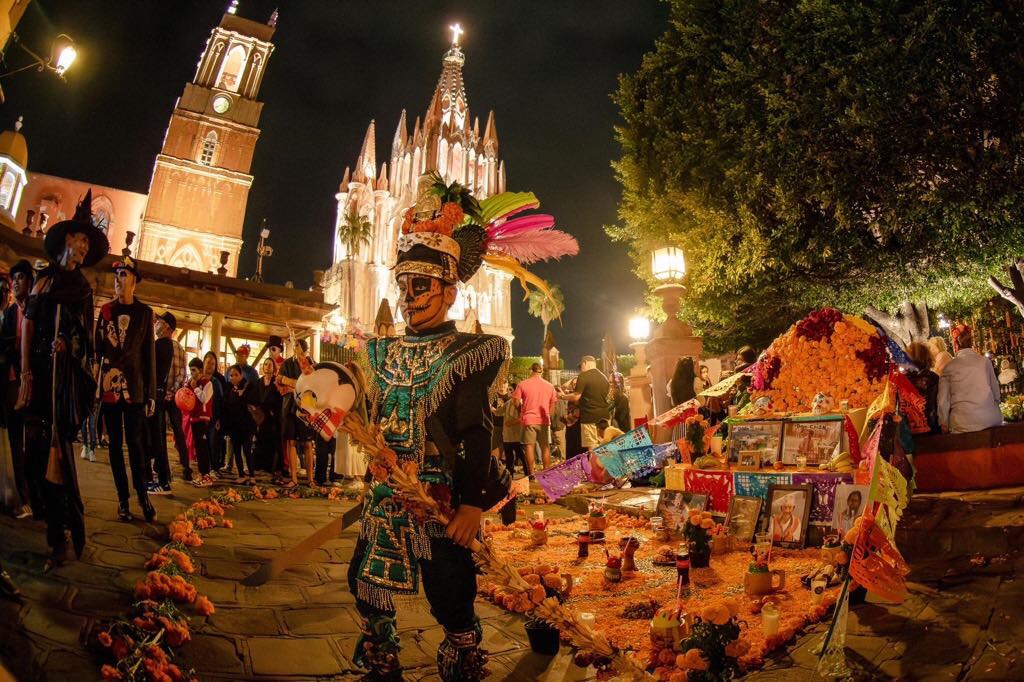 Celebran en San Miguel el tradicional Desfile de Catrinas