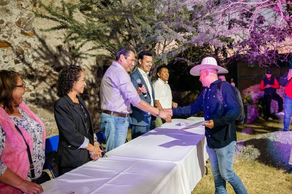 Gobierno sanmiguelense brinda certidumbre a familias con entrega de escrituras