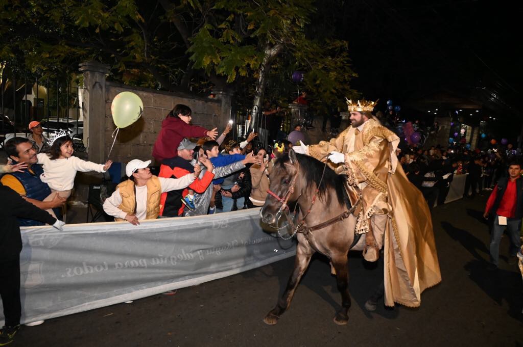 Disfrutan miles de irapuatenses de la Cabalgata de Reyes Magos