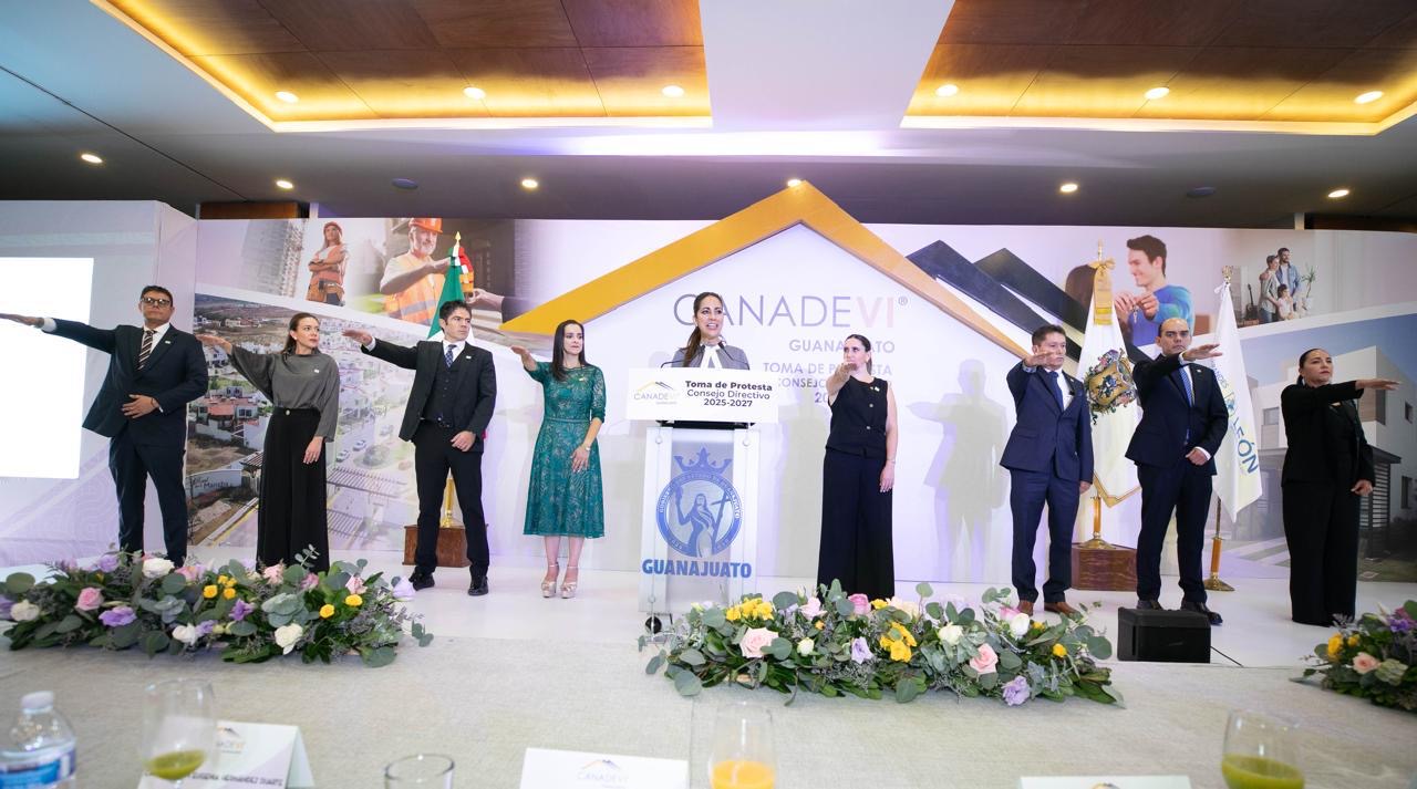 Rinde protesta la primera mujer presidenta de CANADEVI