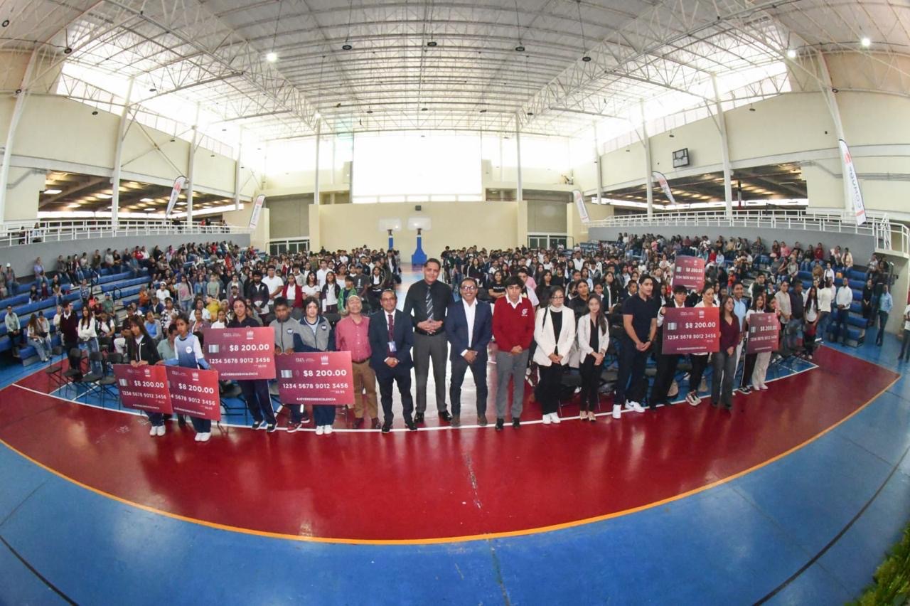 Entregan estímulos a estudiantes de excelencia en San Miguel de Allende