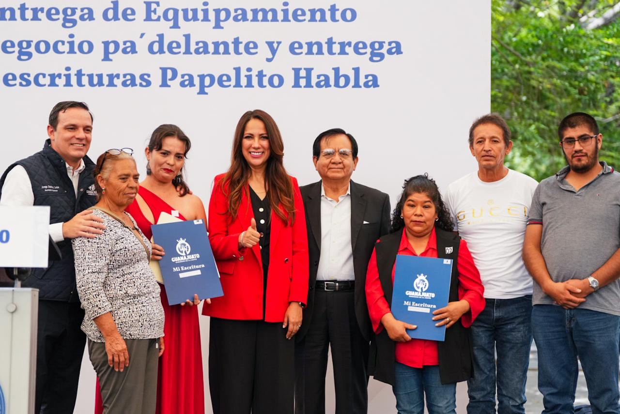 Benefician a celayenses con Apoyos para emprender negocios y entrega de escrituras