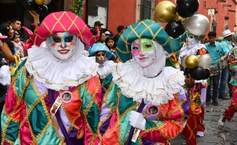 Convite de Locos 2025 llena de alegría y tradición las calles de San Miguel de Allende