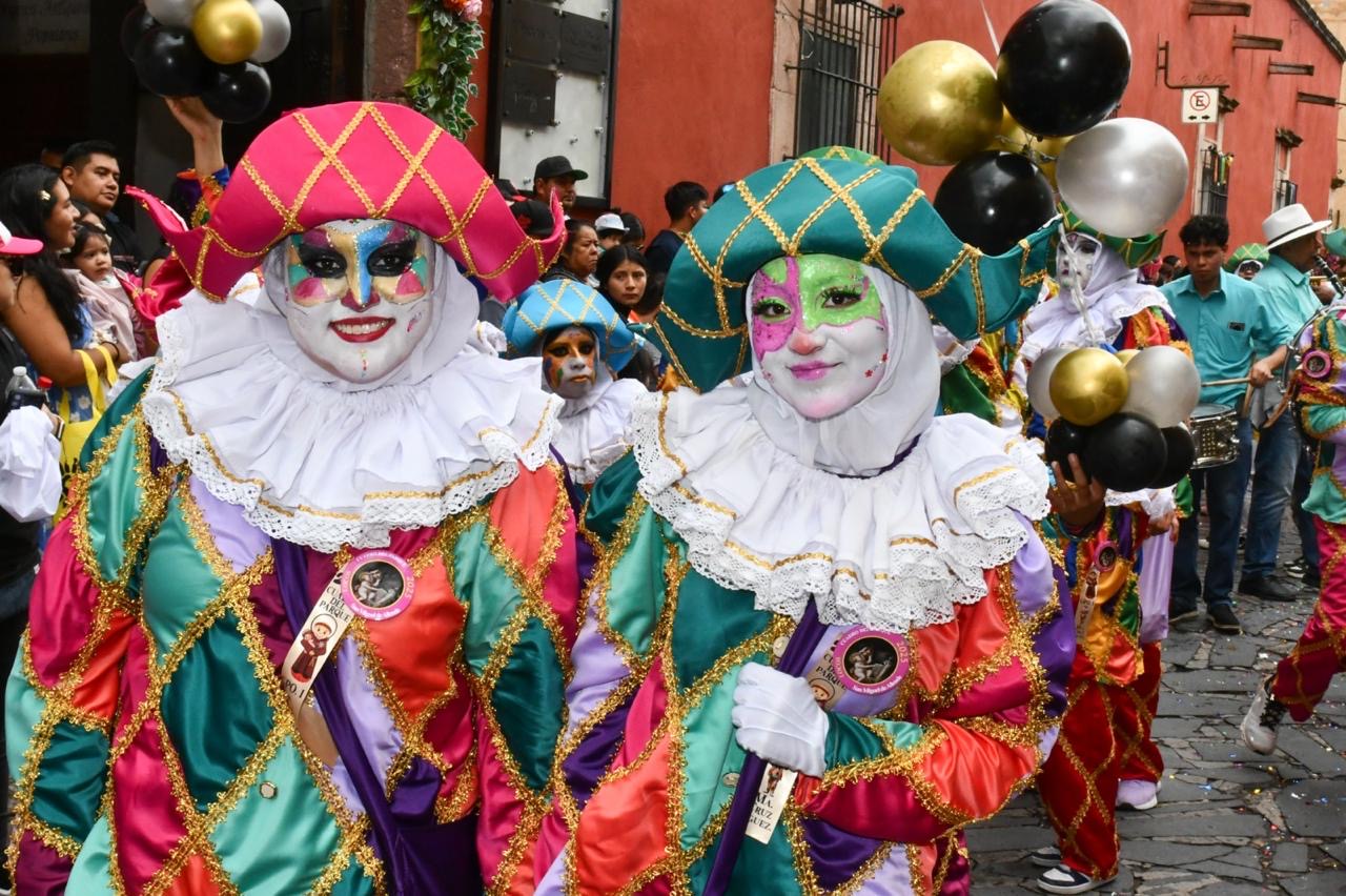 Convite de Locos 2025 llena de alegría y tradición las calles de San Miguel de Allende