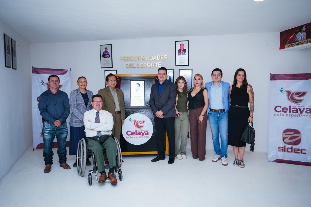 Develan placa de Miguel Iriarte en el Salón de la Fama