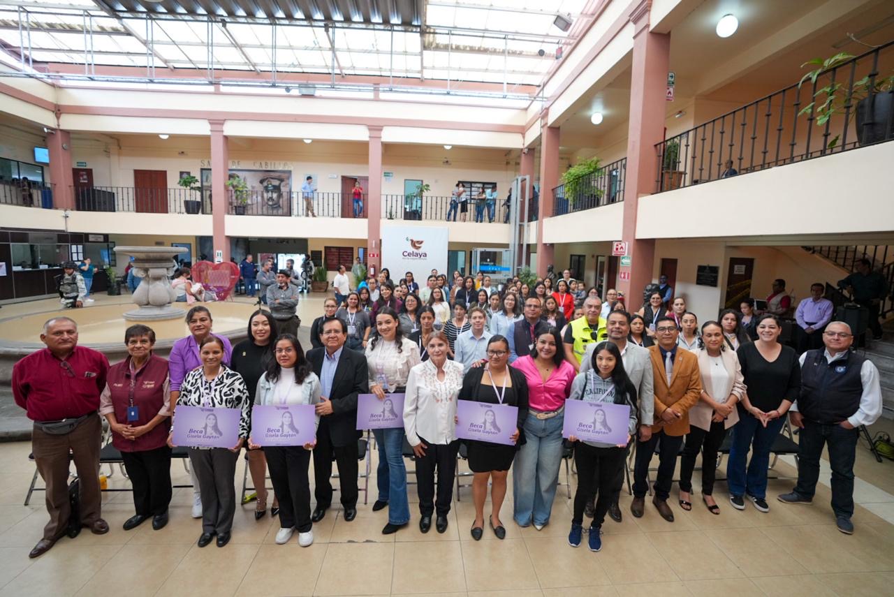 Entregan becas “Gisela Gaytán” a mujeres jefas de familia