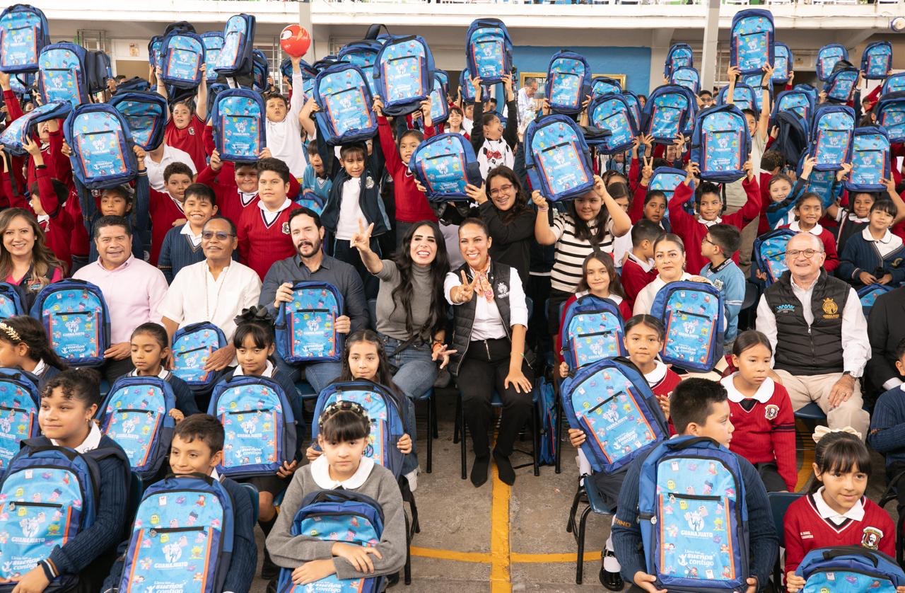 Entrega Gobernadora mochilas y útiles escolares en Moroleón
