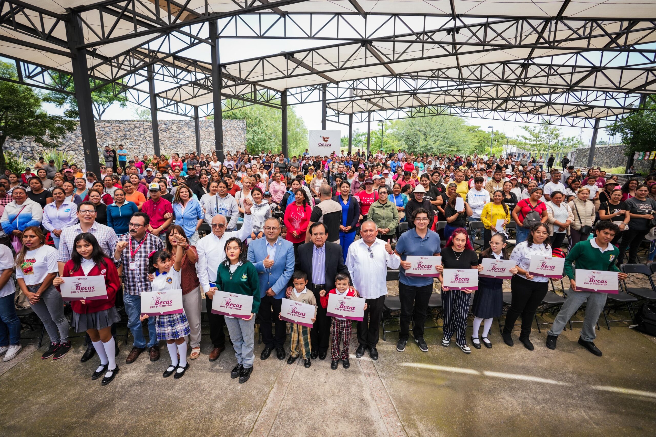 Entregan Becas Municipales Paz y Bienestar a 500 estudiantes