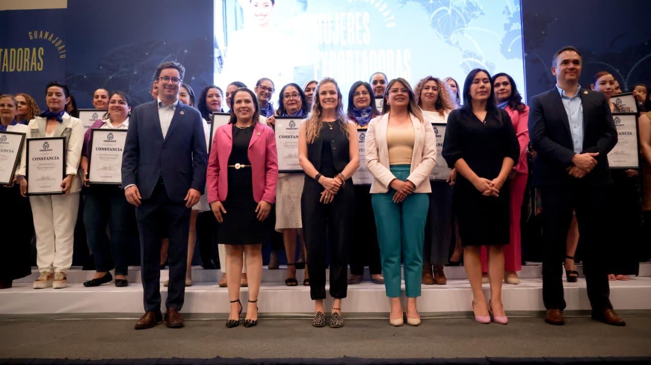 Entregan constancias a 53 ‘Mujeres Exportadoras’