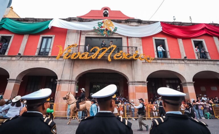 Desfile por el 215 aniversario del inicio de la Guerra de Independencia