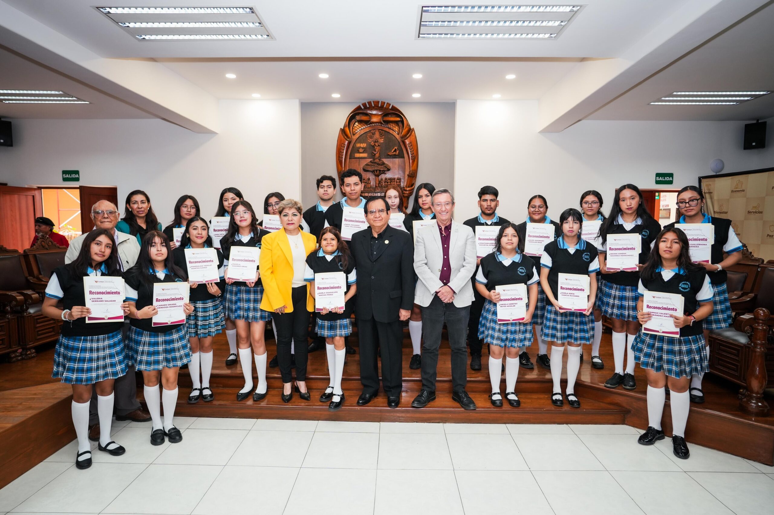 Reciben reconocimientos al desempeño académico 40 estudiantes del CETIS y el ISCCA
