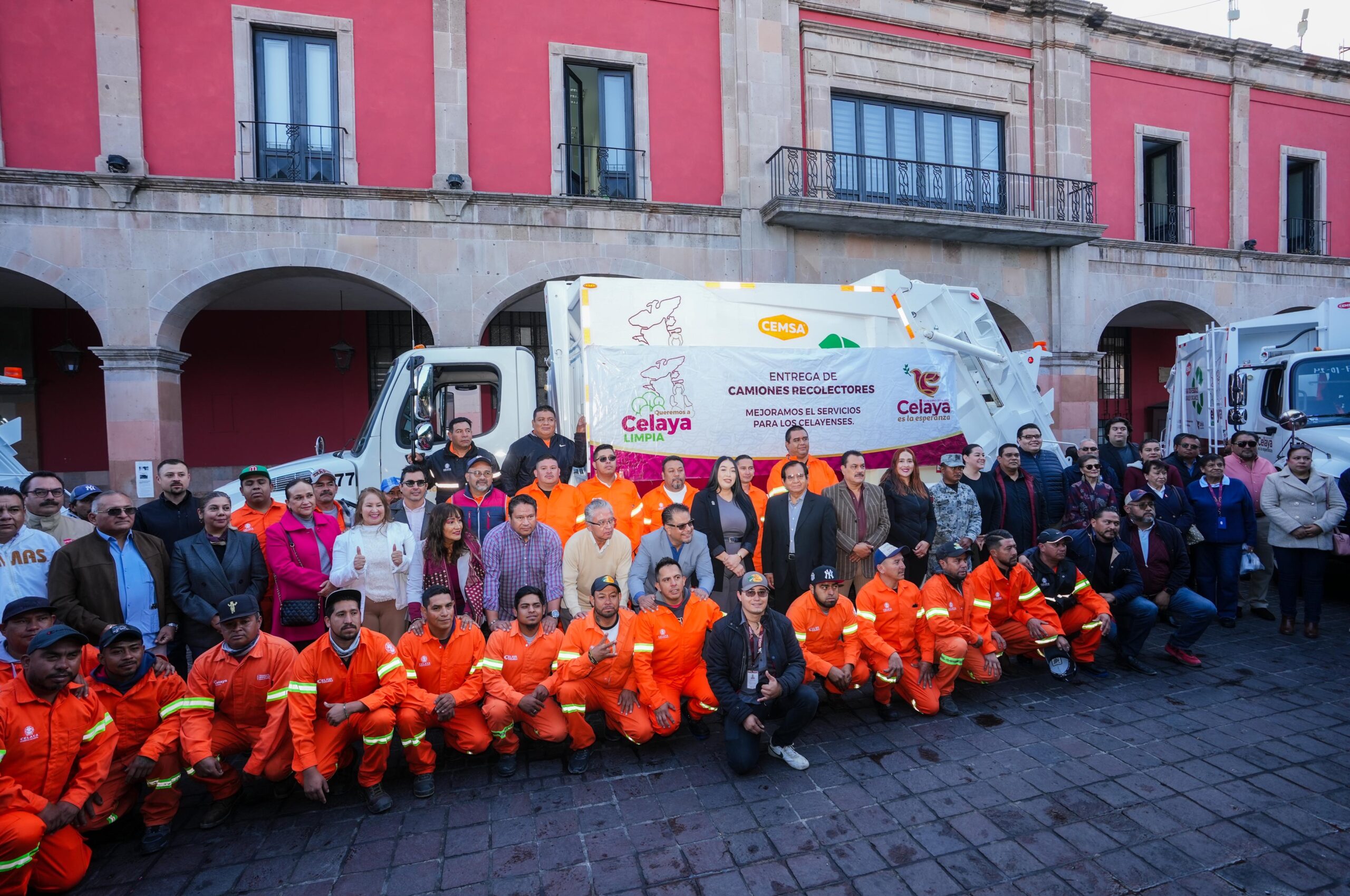 Entregan 10 nuevos camiones recolectores de basura al pueblo de Celaya