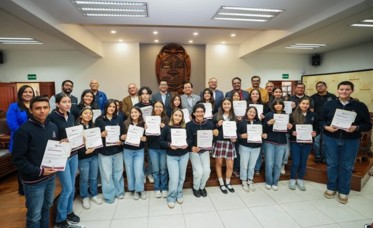 Entregan reconocimientos a estudiantes destacados del Colegio Marista y Bachillerato Militarizado