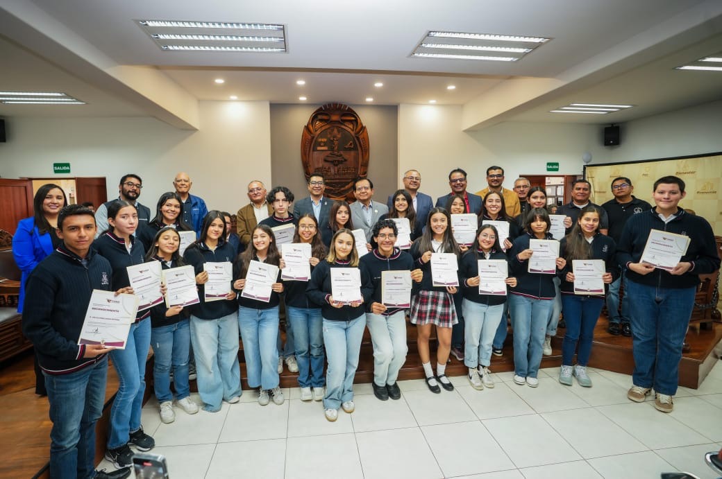 Entregan reconocimientos a estudiantes destacados del Colegio Marista y Bachillerato Militarizado