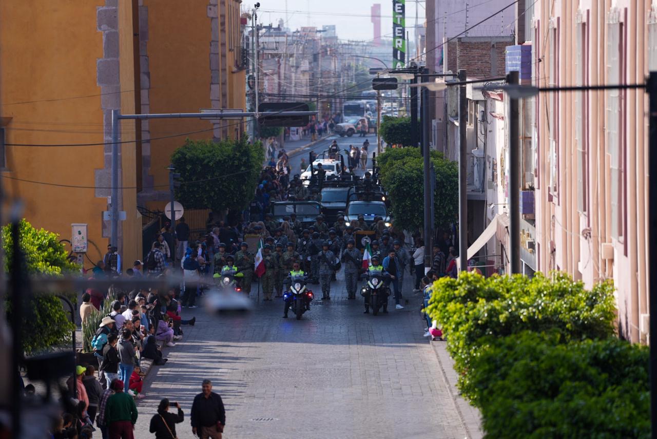 Desfilan 3,379 personas por el 115 aniversario de la Revolución