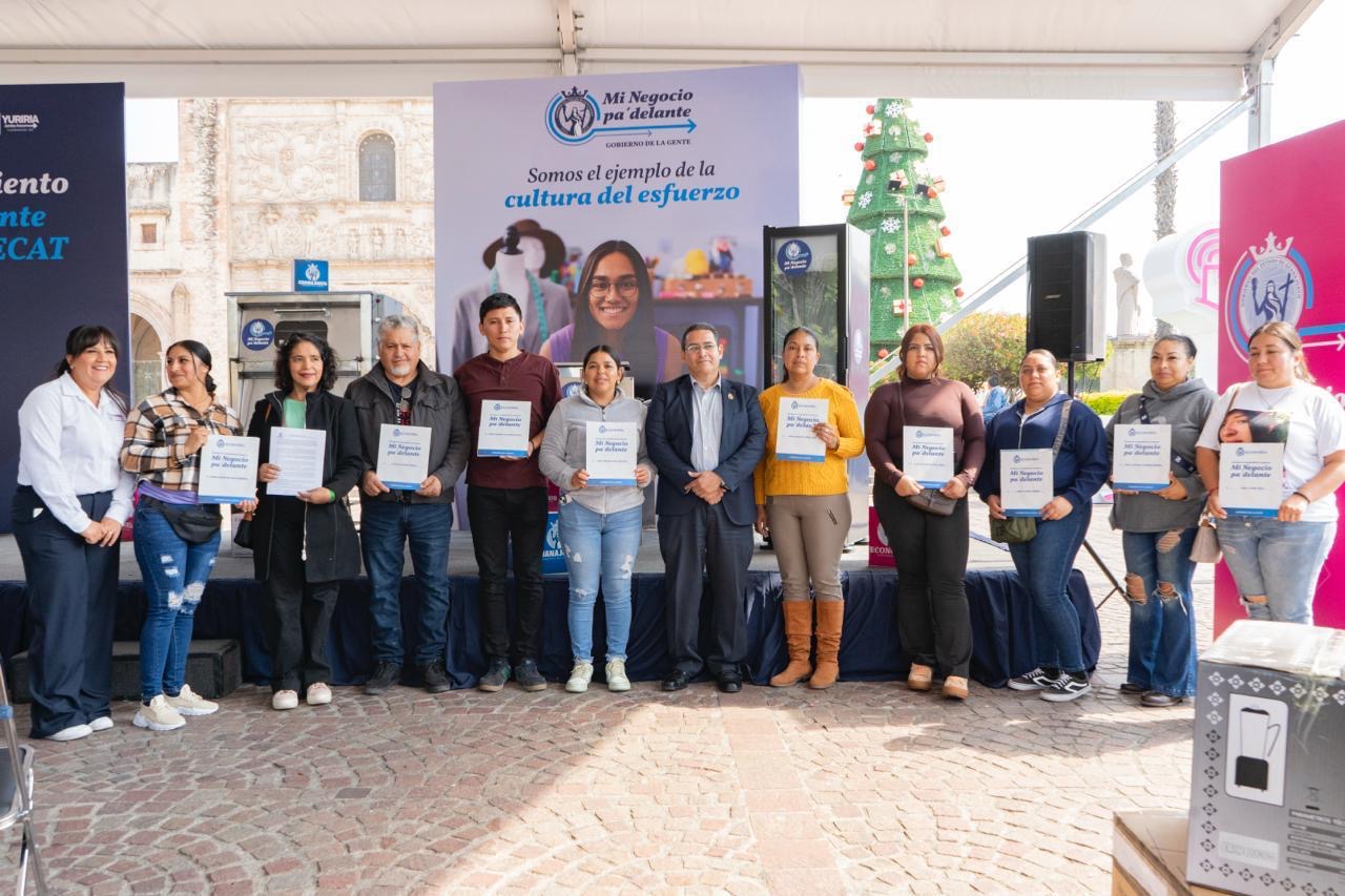 Entregan apoyos para emprendedores y becas de capacitación