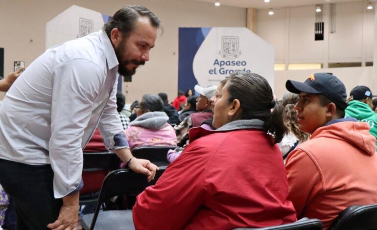 Entregan lentes gratuitos en Apaseo el Grande