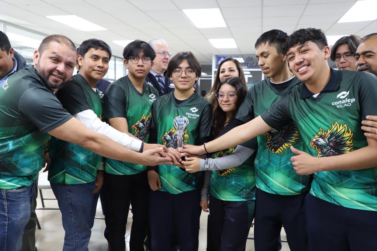 CONALEP Guanajuato recibe a sus campeones mundiales de robótica tras histórica participación en China