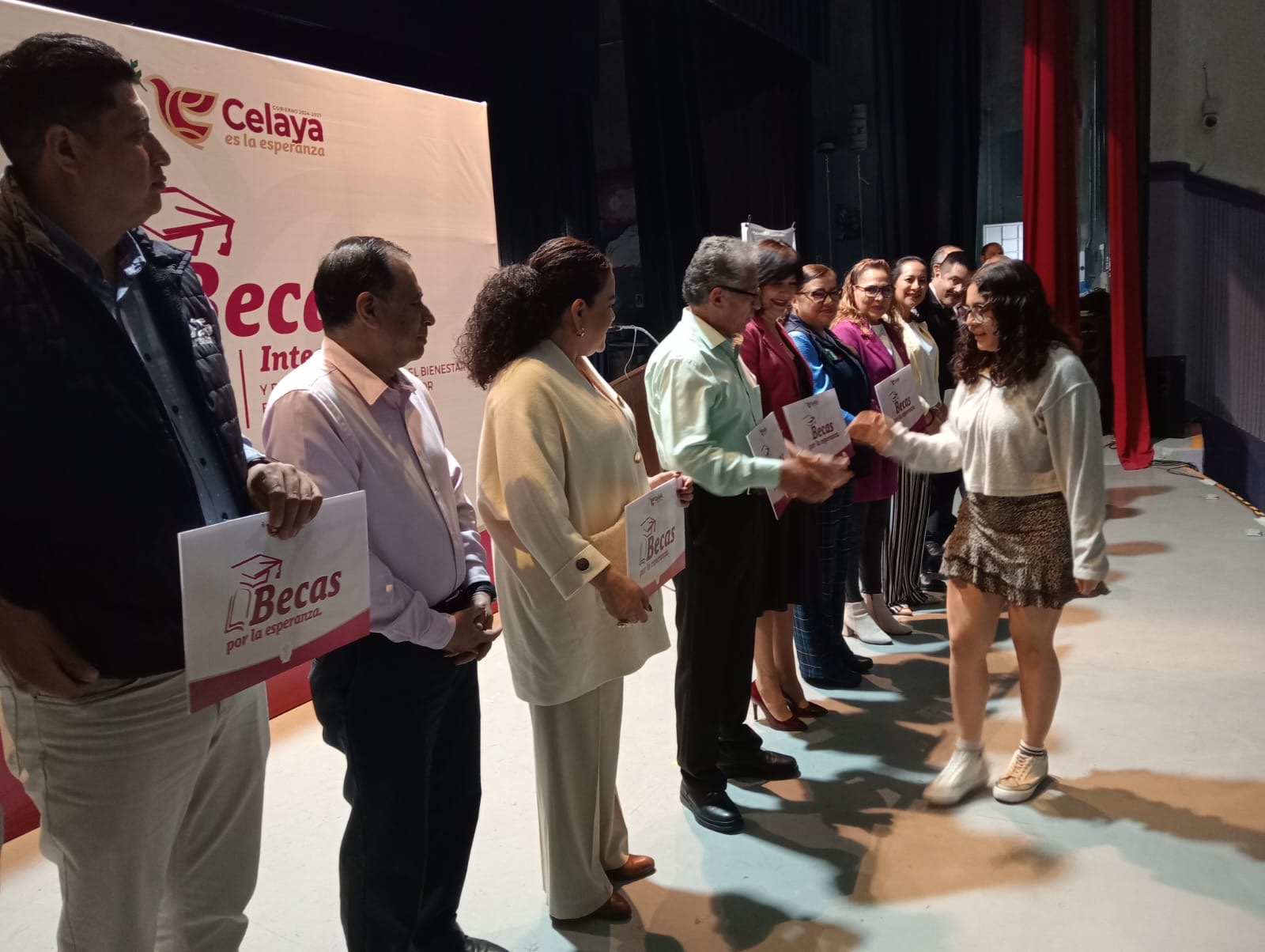 Reciben 498 estudiantes celayenses becas de los programas por la Esperanza y becas Integrales para el Bienestar