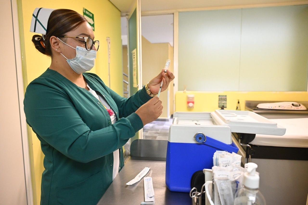 Continúa IMSS Guanajuato con vacunación contra influenza, COVID-19 y neumococo