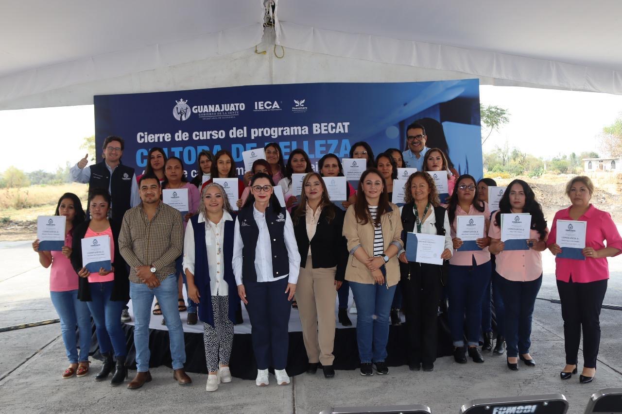 Fortalecen empleo con becas y equipamiento a emprendedoras