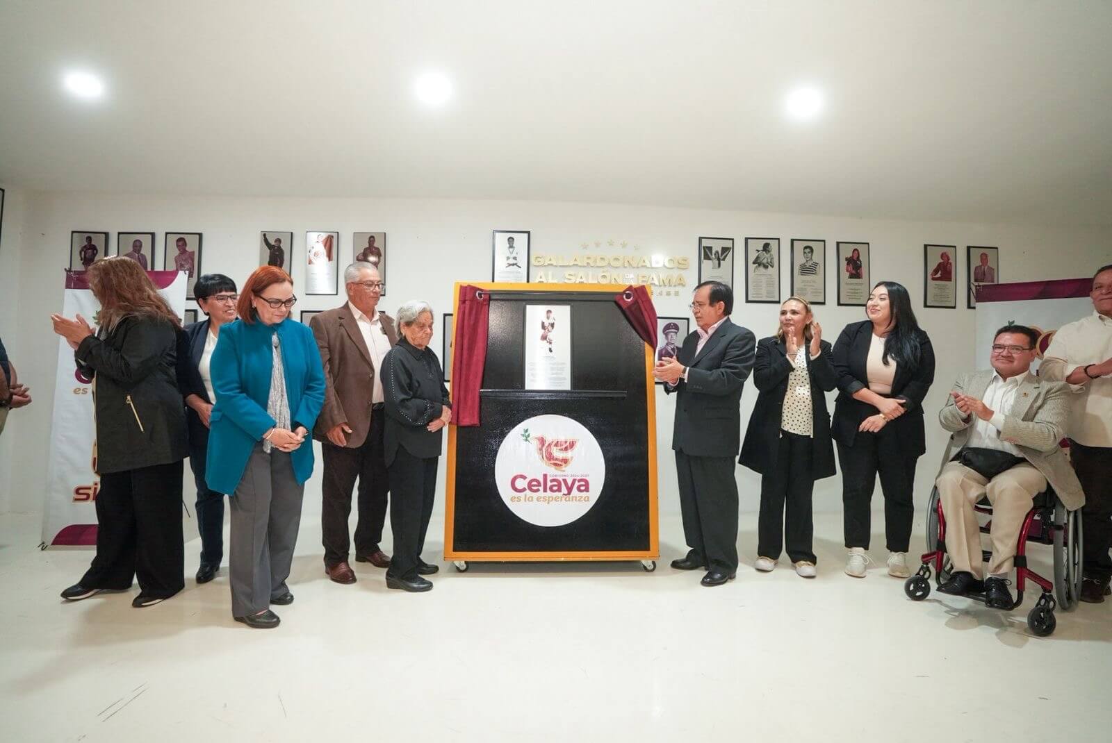 Develan placa de Ciro Soto Lara en el salón de la fama del deporte celayense