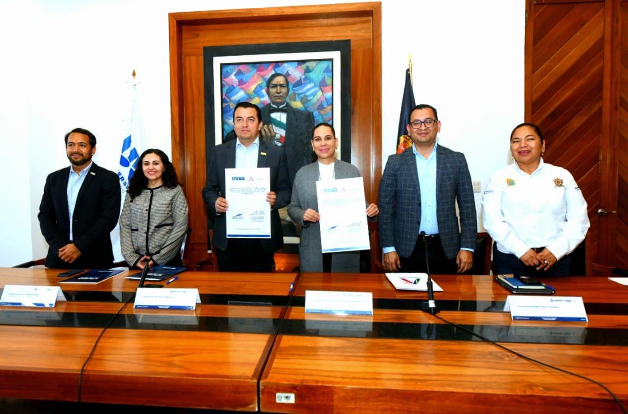 Fortalece Irapuato acceso a educación mediante convenio con UVEG