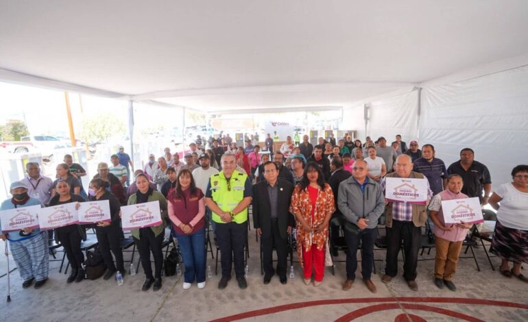 Entregan enseres domésticos a familias de la Colonia Cuauhtémoc afectadas por las lluvias del año pasado
