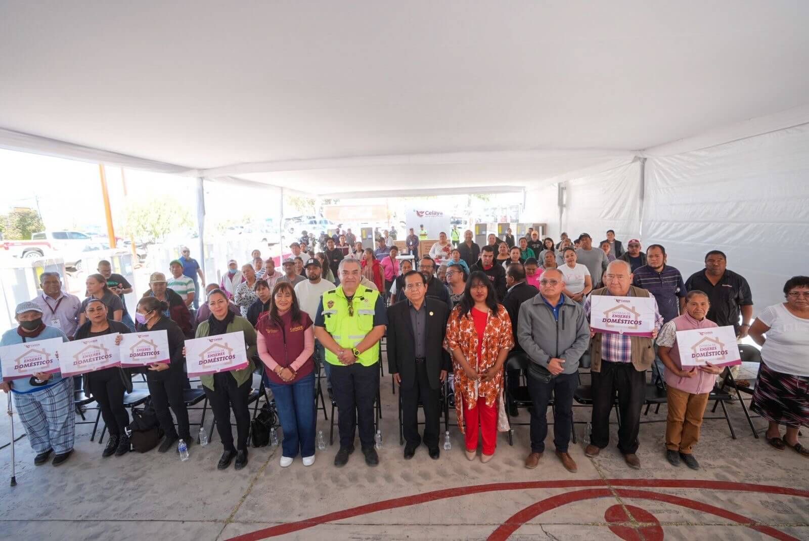 Entregan enseres domésticos a familias de la Colonia Cuauhtémoc afectadas por las lluvias del año pasado