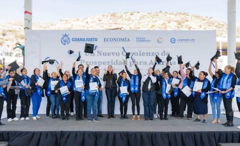 Mujeres de Atarjea obtienen certificaciones laborales