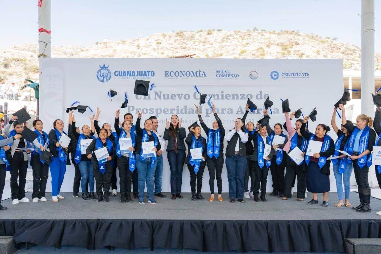 Mujeres de Atarjea obtienen certificaciones laborales