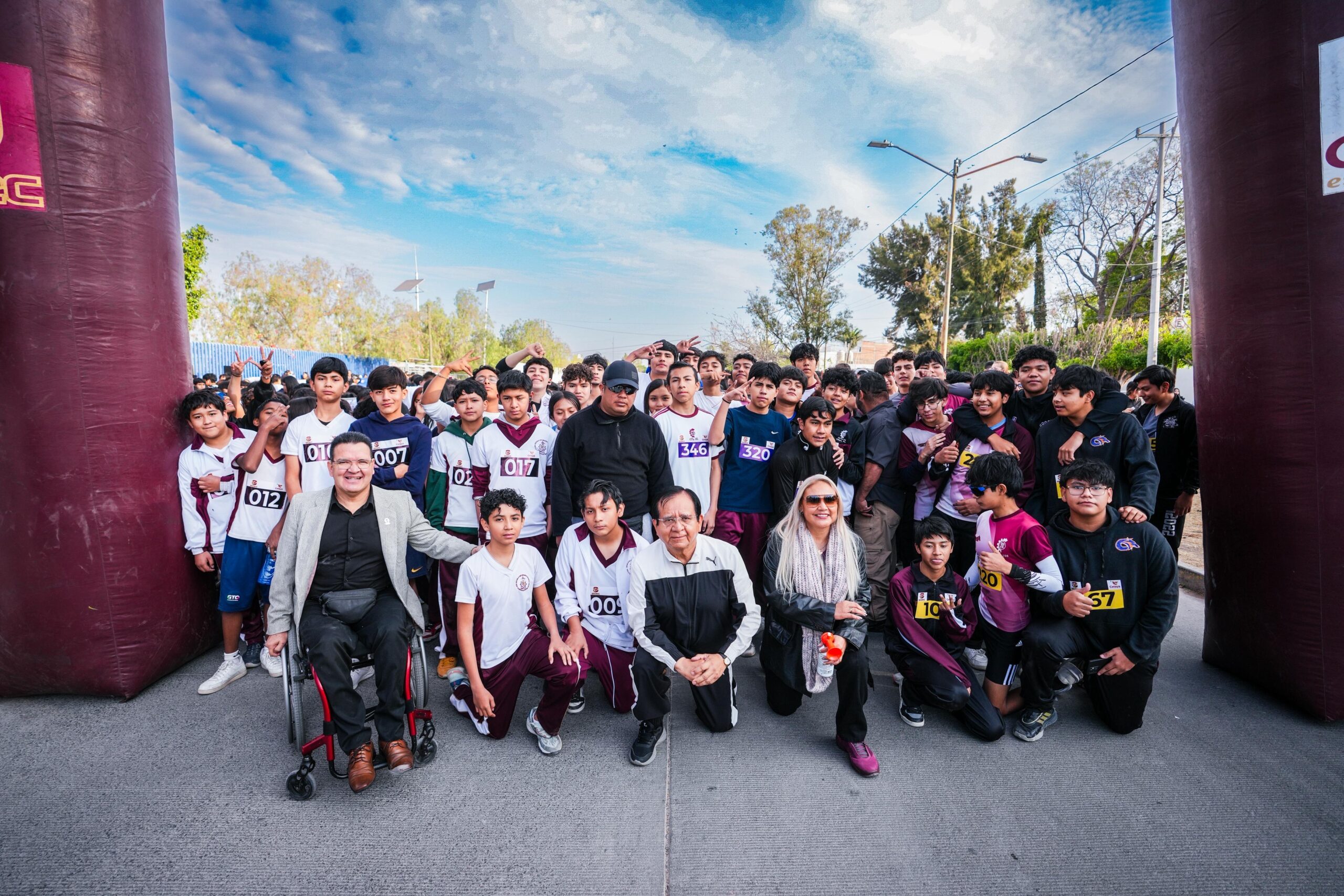 Corren más de 800 jóvenes en la 2da carrera estudiantil