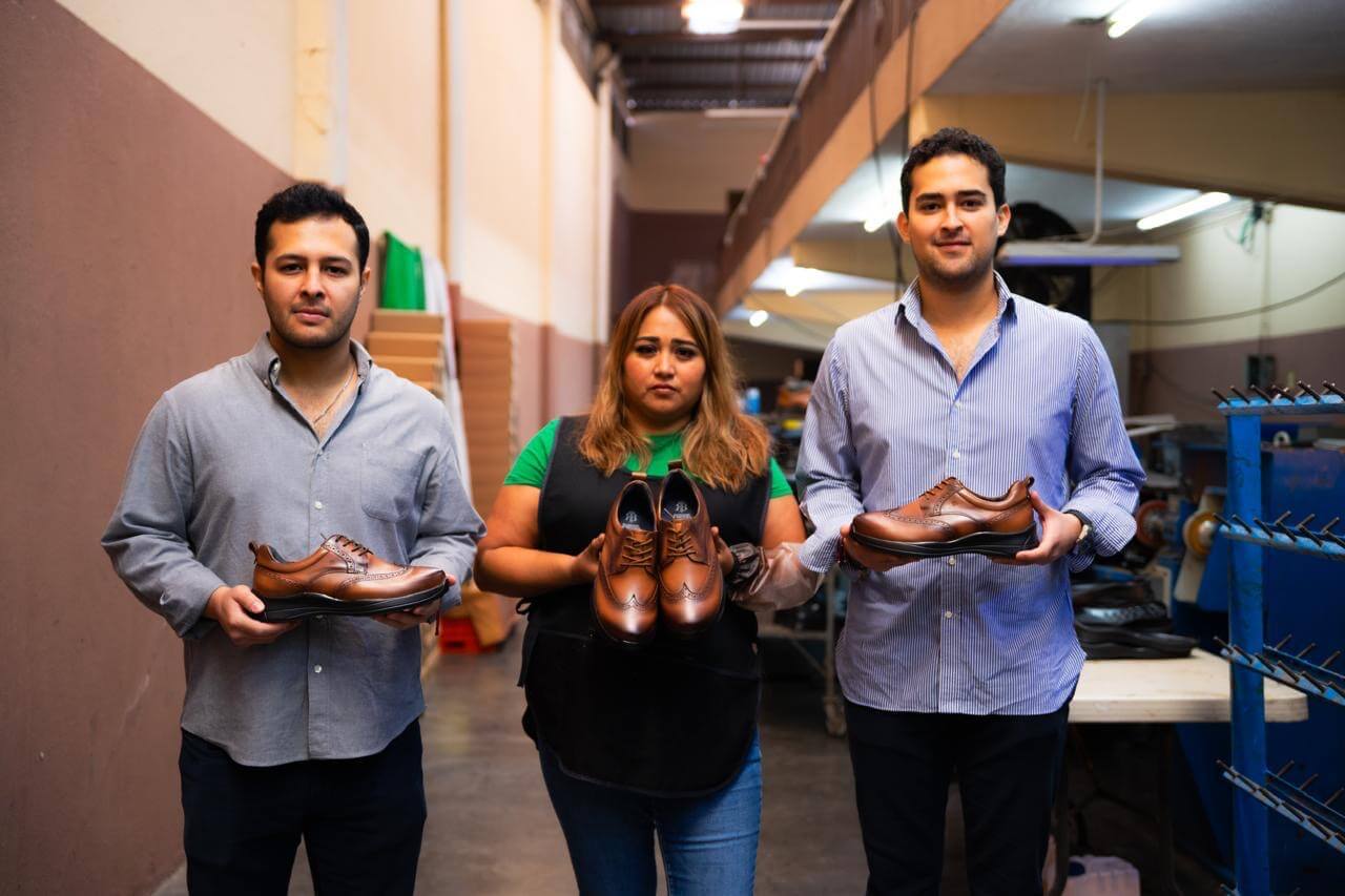Empresa joven de calzado artesanal conquista su primera exportación