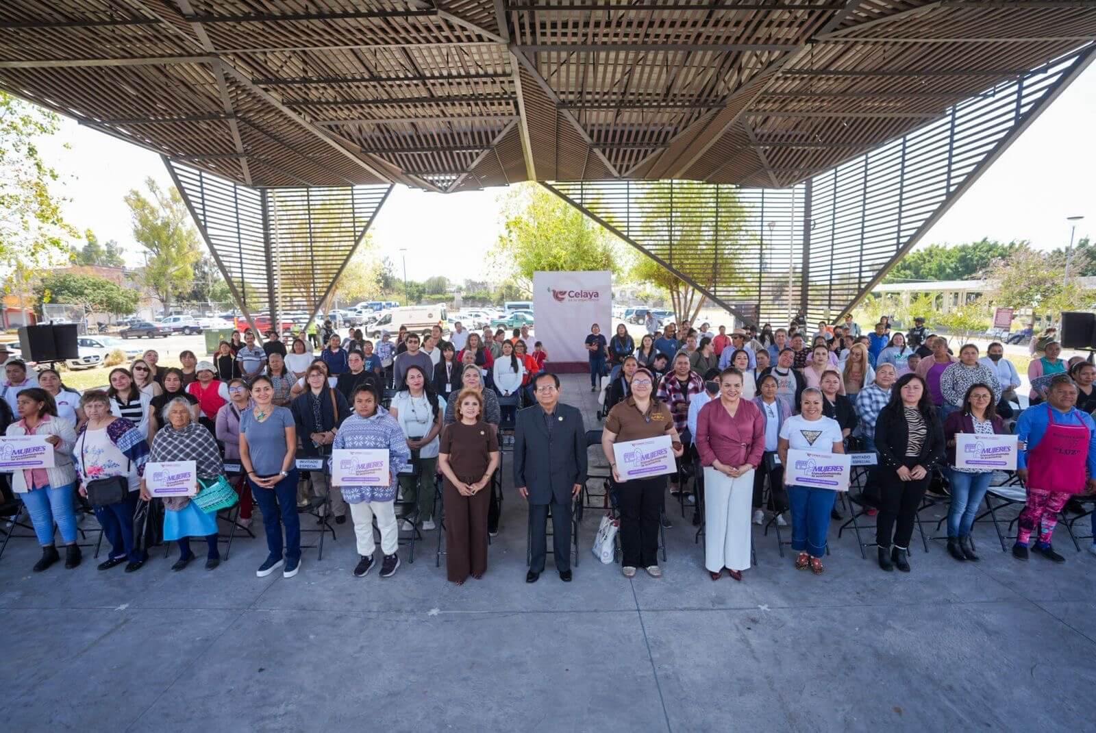 Fortalecen economía de las mujeres emprendedoras con entrega de enseres y herramientas para sus negocios