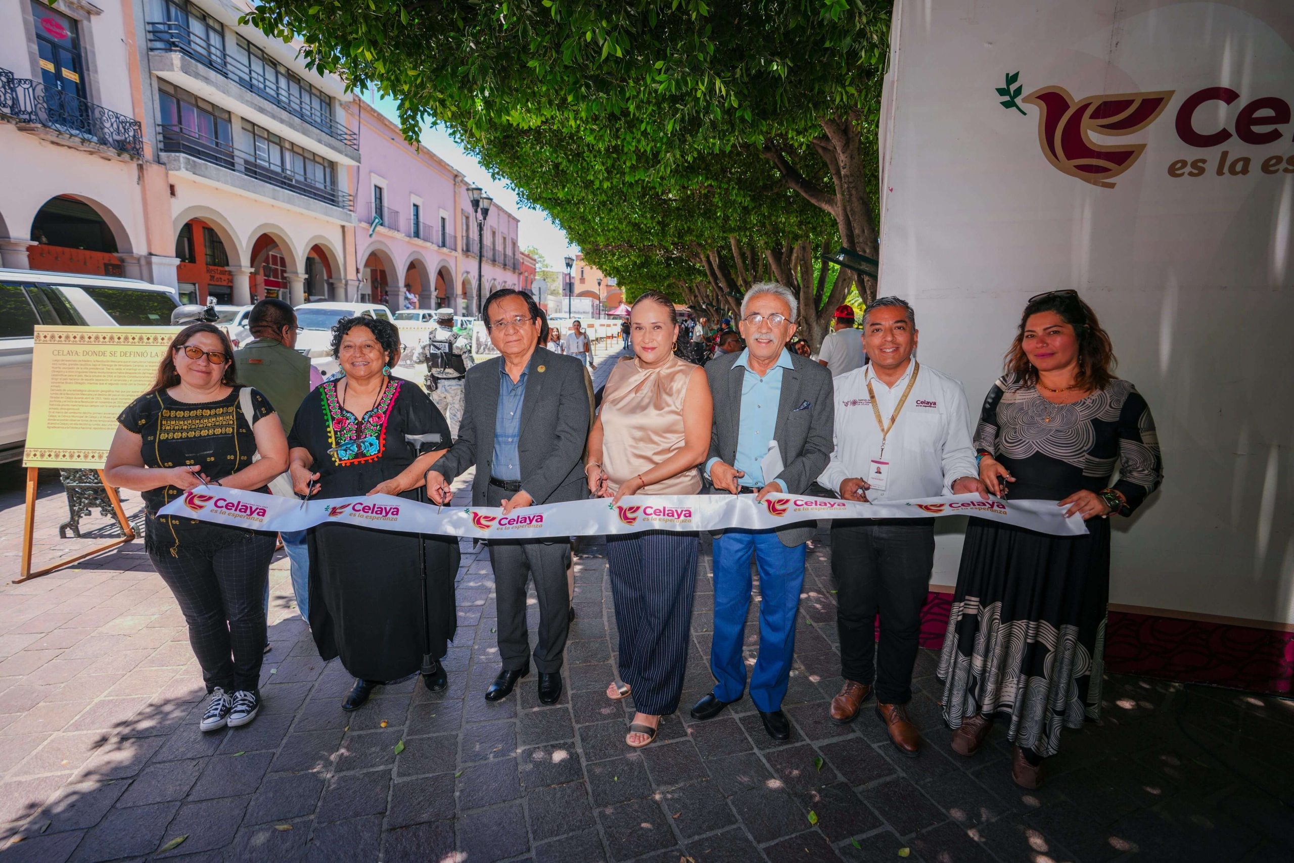 Inauguran la exposición fotográfica “Celaya, donde se definió la revolución” en el jardín principal