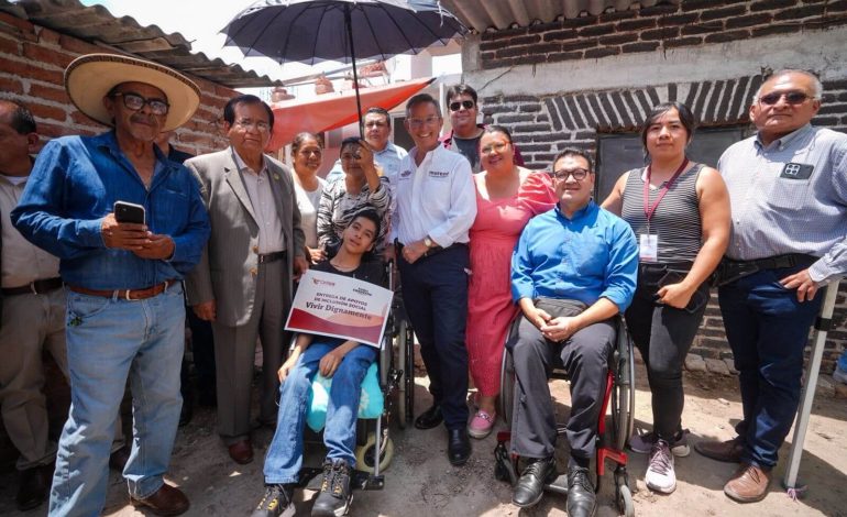 Entrega el presidente municipal Juan Miguel Ramírez cuarto de baño inclusivo en la comunidad de Camargo