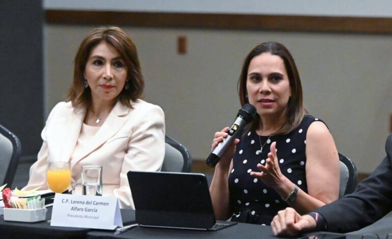 Comparte Gobierno de Irapuato con notarios avances en desarrollo urbano