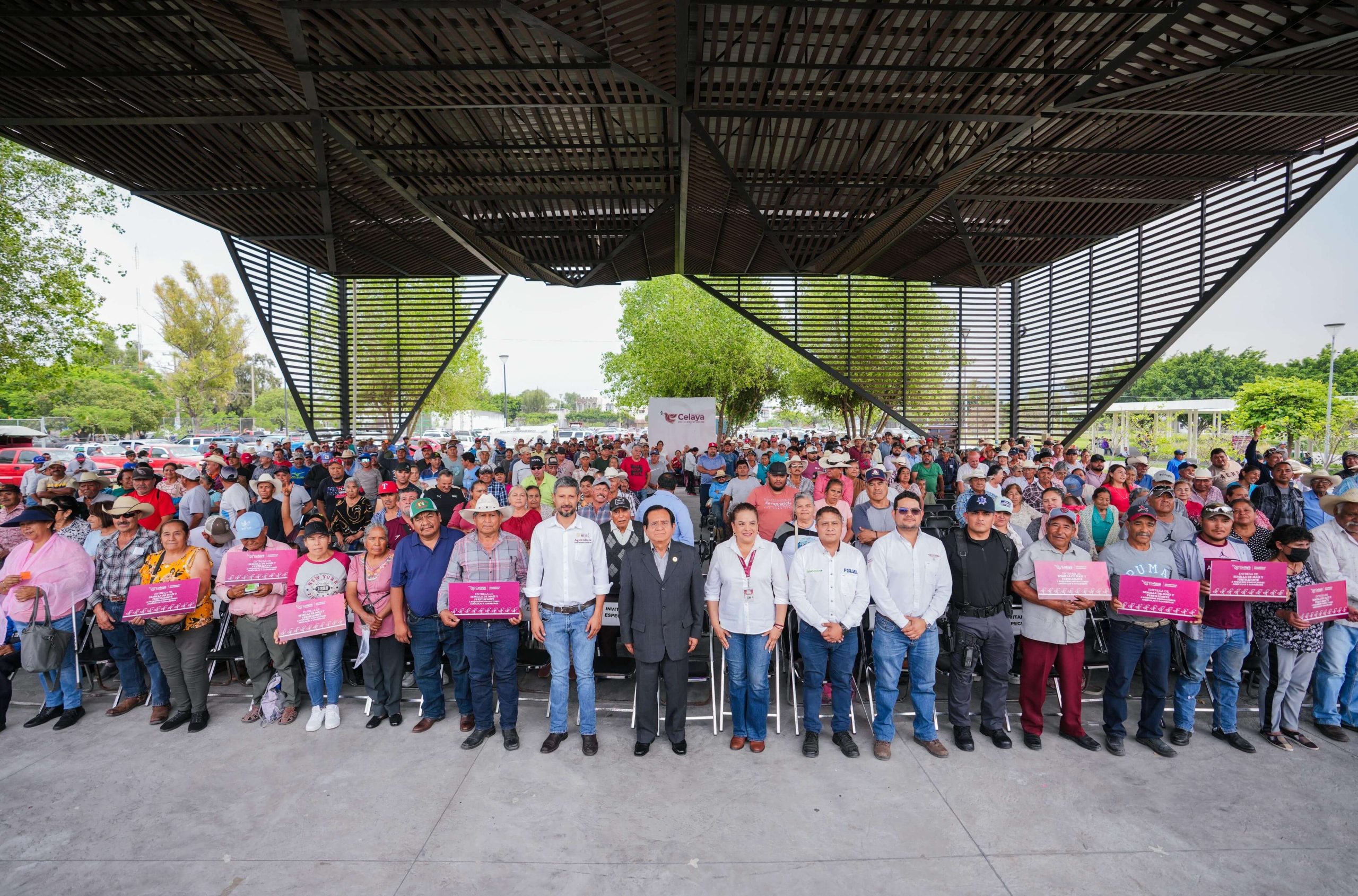 Fortalecen al campo Celayense con entrega de semilla para siembra y fertilizantes