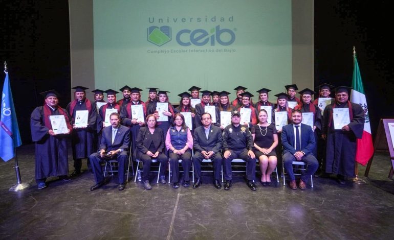 Se gradúan 22 servidores públicos de maestrías en administración publica y en criminalística