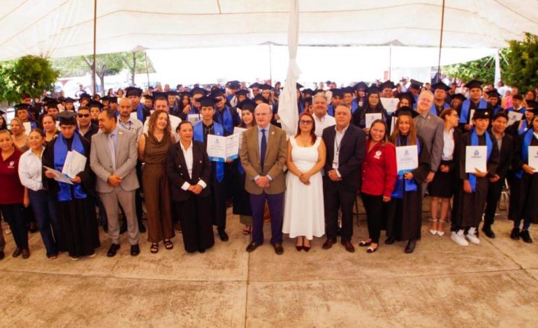 Egresa primera generación de Prepa Pro-CECATI