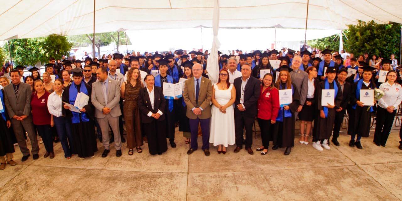 Egresa primera generación de Prepa Pro-CECATI