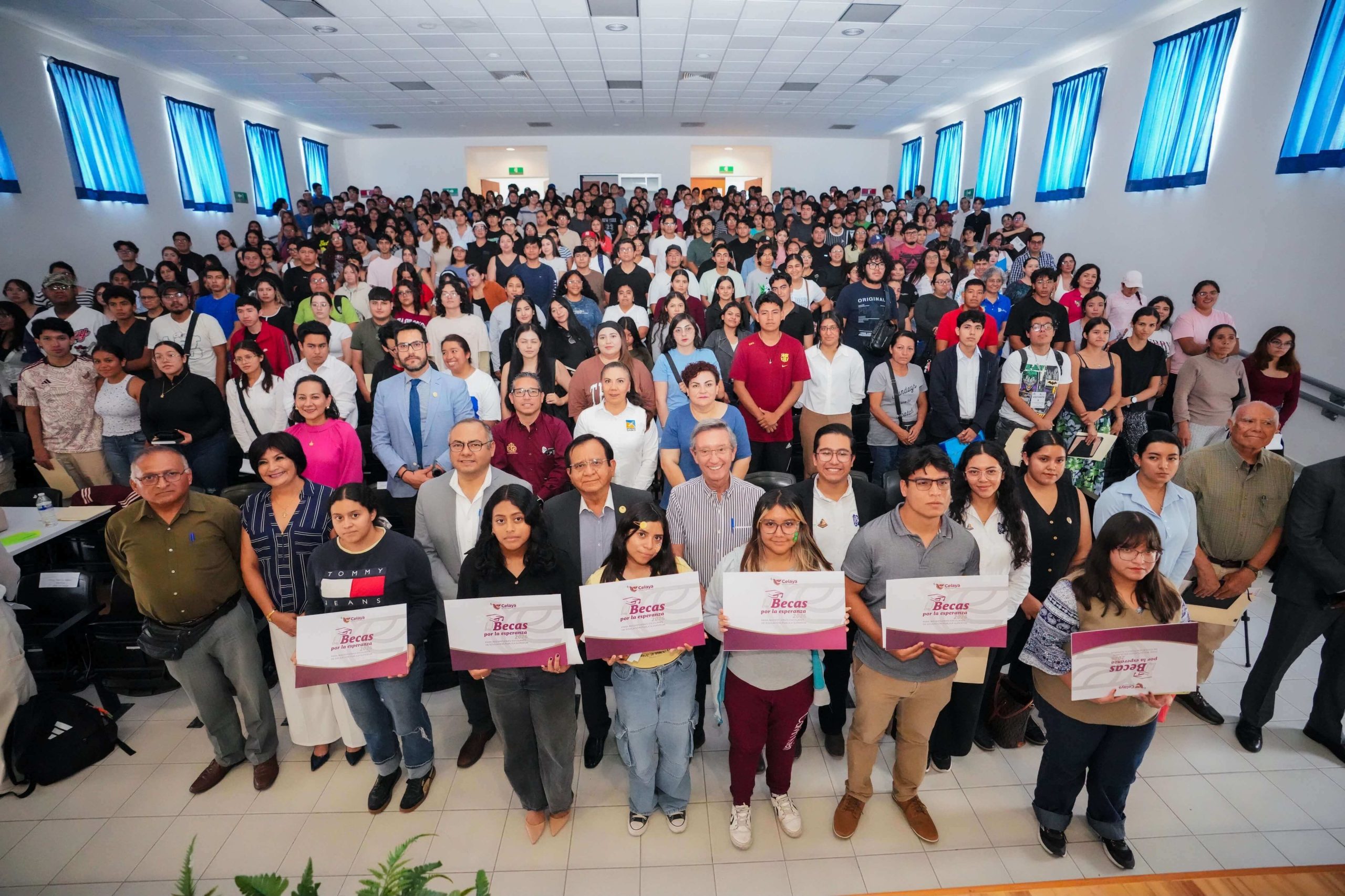 Entrega alcalde Juan Miguel Ramírez becas de inscripción a 333 estudiantes de instituciones públicas de educación superior