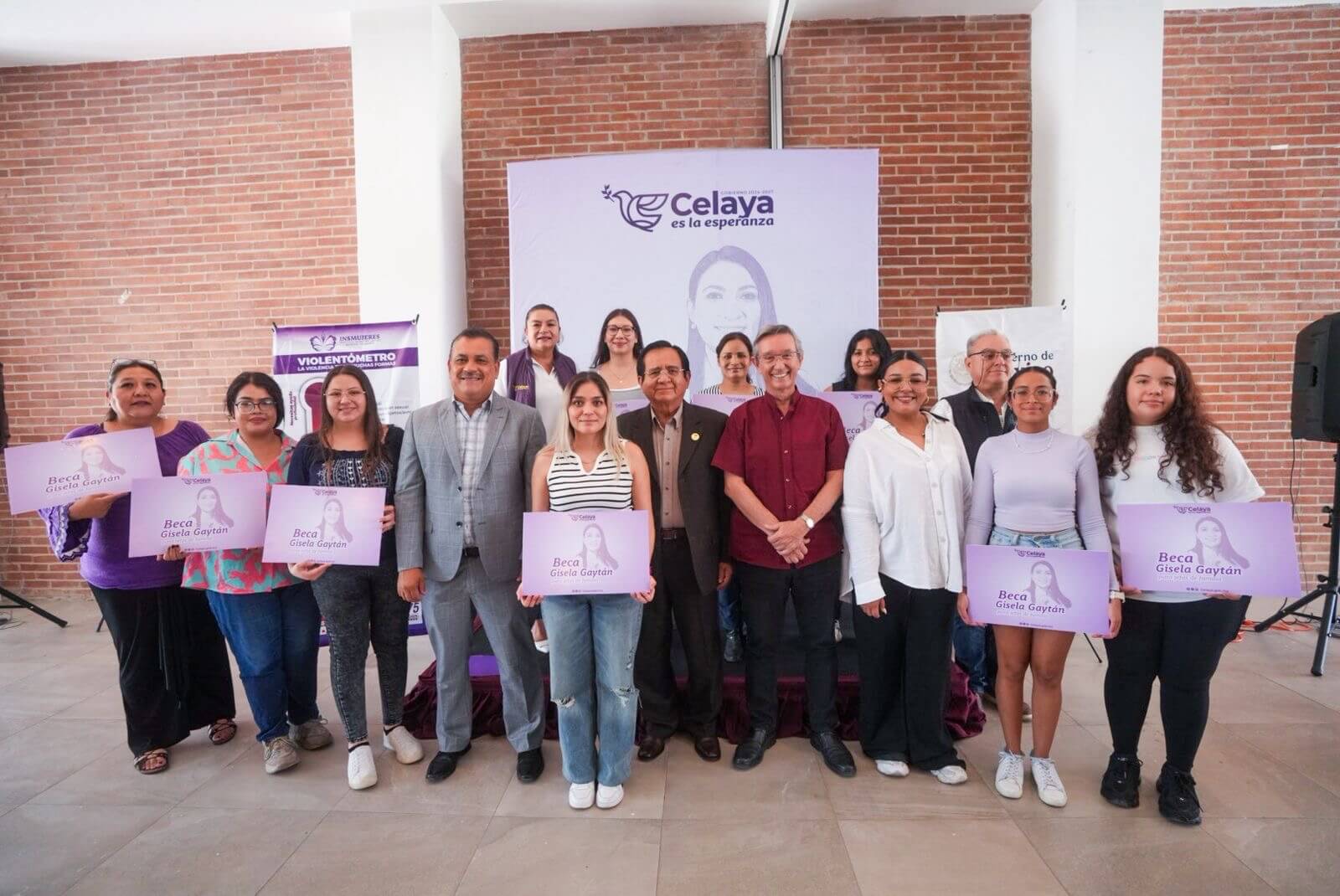Mujeres Jefas de Familia reciben becas “Gisela Gaytán” para continuar sus estudios profesionales