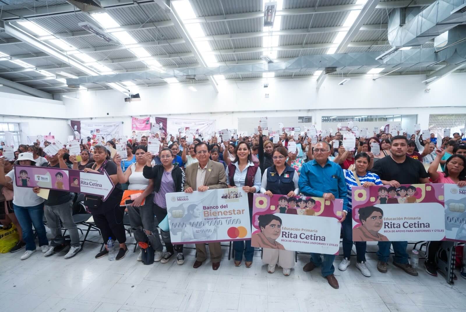 Entregan becas “Rita Cetina” a estudiantes Celayenses de nivel básico