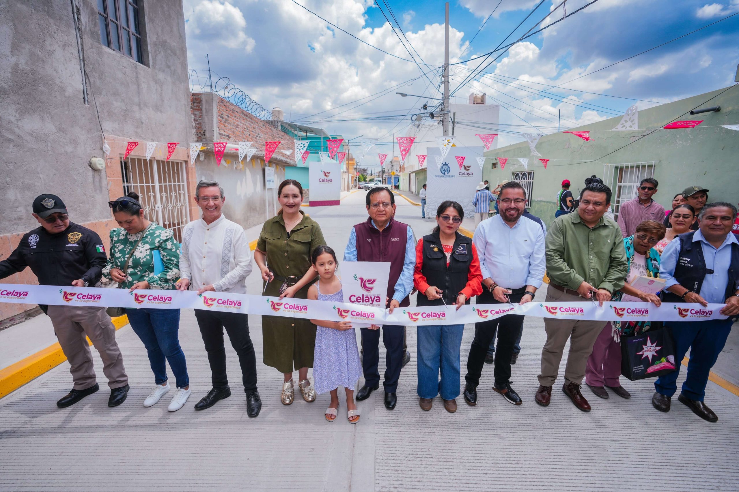 Entregan obras de pavimentación en la Colonia Lagos, Paseo del Campestre y Tenería del Santuario